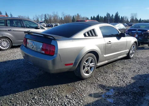 2008 Ford Mustang V6 Deluxe/V6 Premium z USA, uszkodzony, nr VIN 1ZVHT80N285138266